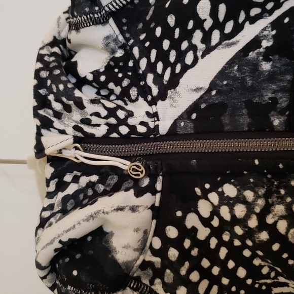 Lululemon Scuba Jacket Black & White Print - Size 6 - Picture 6 of 8